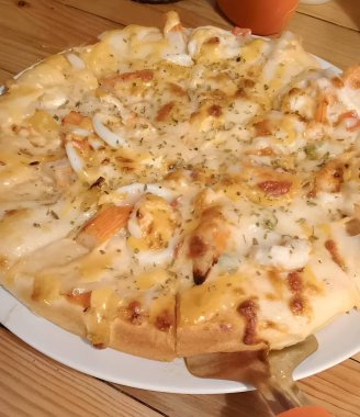 Pizza, tavuk ve peynir. 