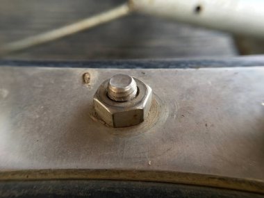 Eski model metal fındığı kapatın. 