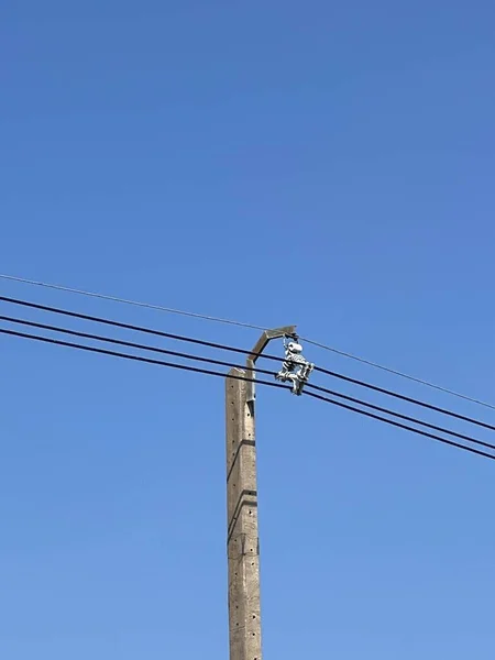 蓝天下的电力传输塔 — 图库照片