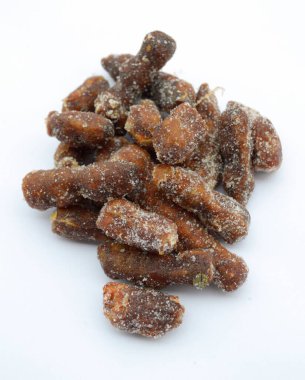 Beyaz arkaplanda şeker tamarind