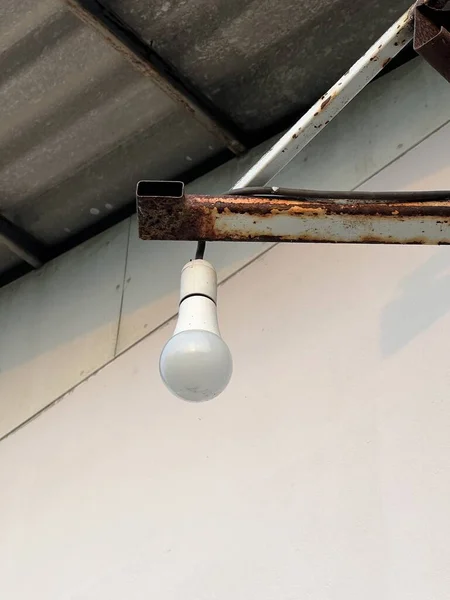 鉄の棒に吊るされた電球 — ストック写真