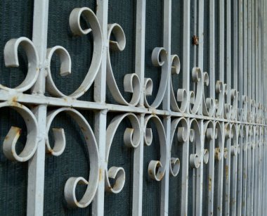 Çitli eski metal bir kapı.