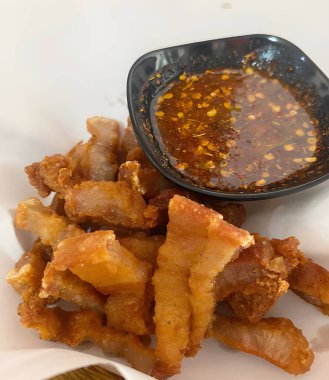 Sos ve baharatlı kızarmış tavuk.