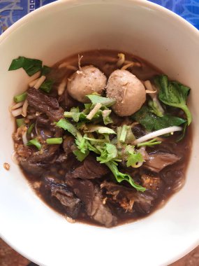 Erişte ve sebzeli kızarmış tavuk.