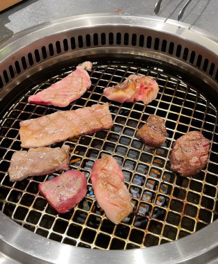 Izgara ızgaralı tavuk.