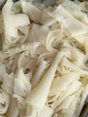 Taze, çiğ inek işkembesi.