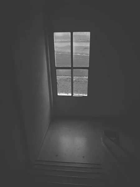 白い壁 黒および白い概念が付いている窓 — ストック写真