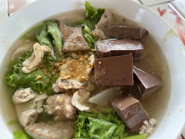 猪血豆腐汤 白砂浆叶 亚洲风味食物 混合猪肉球 猪肉血立方体 白碗中的肝脏 — 图库照片