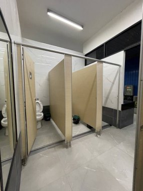 Banyo içini tuvaletle kapatın.