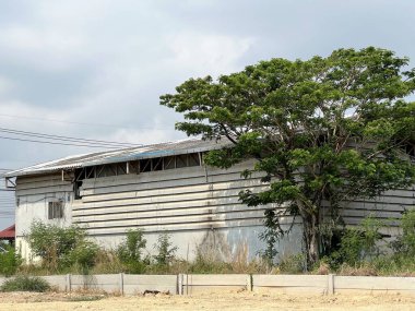 Kırsalda eski bir fabrika.