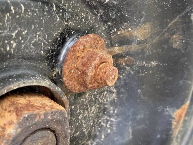 Eski paslı araba tekerleğini kapat.