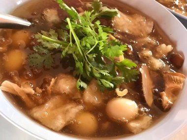 Tavuk ve balık çorbası sağlıklı bir yemektir..