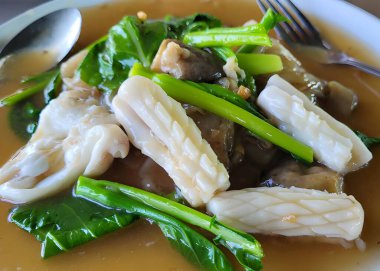 Sos soslu deniz mahsullü geniş pirinç eriştesi, Asya yemeği tarzı.