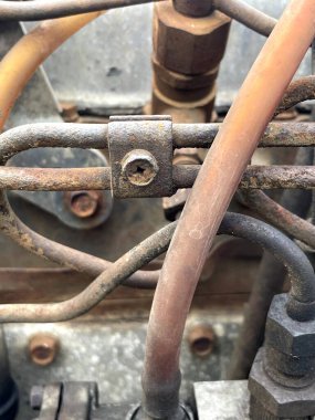 Metal bir arabaya yaklaş.