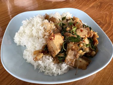 Tavuk ve sebzeli kızarmış pilav.