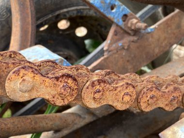 Paslı bir makine zincirini kapat