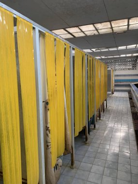 Modern bir binanın içinde.