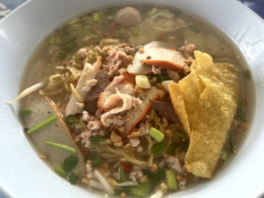 Domuz eti ve karidesli erişte çorbası.