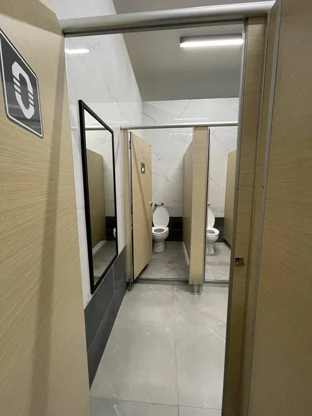 Close Toilet Een Badkamer — Stockfoto