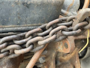 Eski paslı zincire yakın.