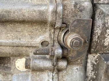 Eski paslı metal boru ve araba sapı.