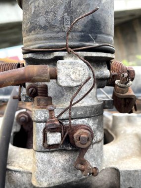 Eski paslı motor makinesini kapat