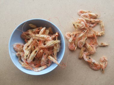 Tabaktaki karidesi kapat.