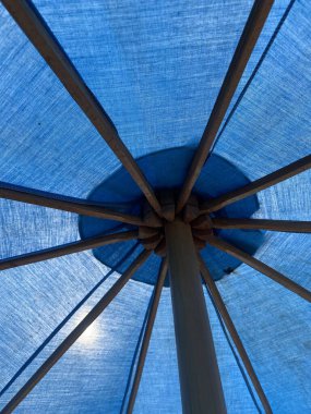 mavi ve beyaz şemsiyeler