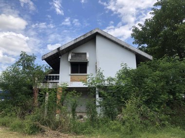 Kırsalda terk edilmiş bir ev.