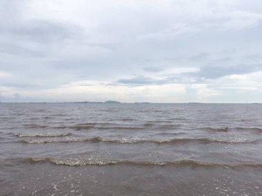 Kum ve mavi gökyüzü ile güzel bir deniz