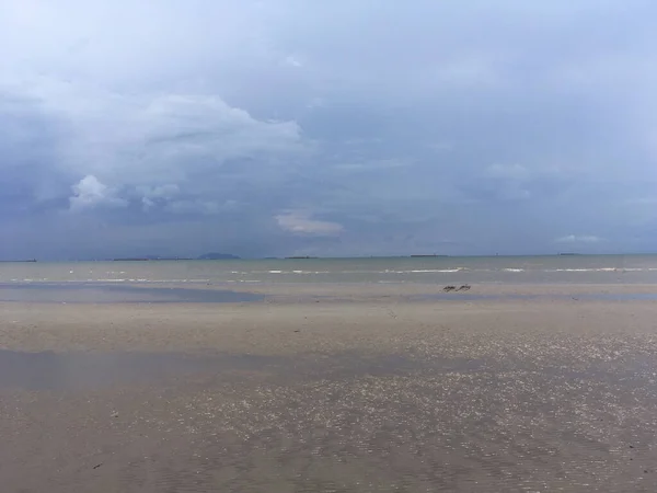 Wunderschönes Meer Mit Sand Und Blauem Himmel — Stockfoto