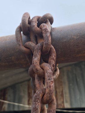 Eski paslı gemi zincirini kapatın.