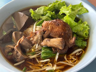 Lezzetli Asya yemekleri, ördek eriştesi...