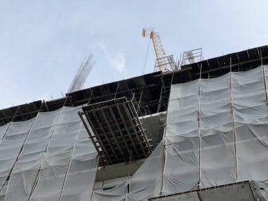 İnşaat vinci binada.