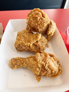 Susamlı kızarmış tavuk kanadı.