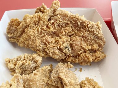 Susamlı kızarmış tavuk kanadı.