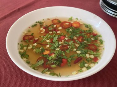 Balık sosunu ve sebzeli chili 'yi kapat.