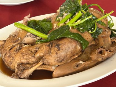 Lahana ve soslu ördek yahnisi.