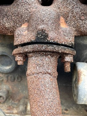 Paslı motor ve eski araba.