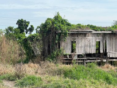 Köyde terk edilmiş eski bir ev.