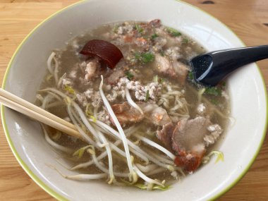 Bir porsiyon erişte ve kase içinde tavuk çorbası.