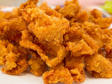 Baharatlı tavuk nugget ile kızarmış tavuk.