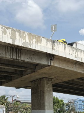 Mavi gökyüzünün altındaki köprü ve yol.