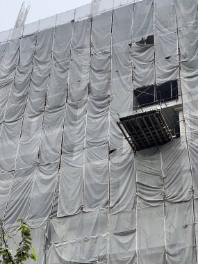 İnşaat alanı ve yapı iskelesi devam ediyor