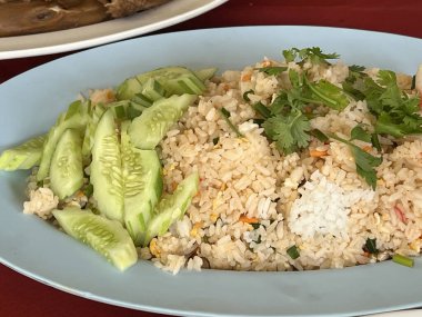 çanak üzerinde kızarmış pilav