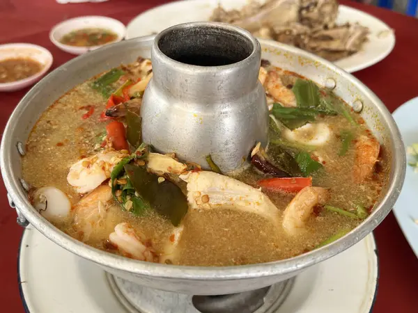 Nahaufnahme Von Köstlichen Asiatischen Speisen Würzigen Meeresfrüchten Tom Yum Suppe — Stockfoto