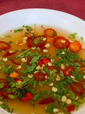 Lezzetli Asya yemekleri, baharatlı ve tuzlu sosun yakın görüntüsü.