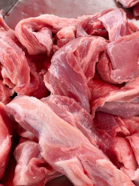 Kasap tepsisinde çiğ kuzu eti.
