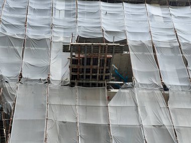 İskelenin altında bir apartman inşaatı. İskelenin altında bir apartman inşaatı..