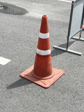 Şehirdeki yol tabelası, plastik koni